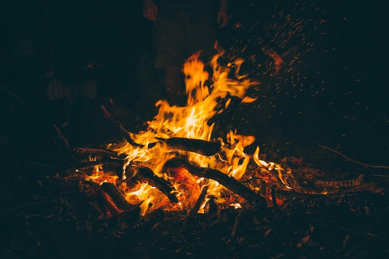 Outdoor fire pit